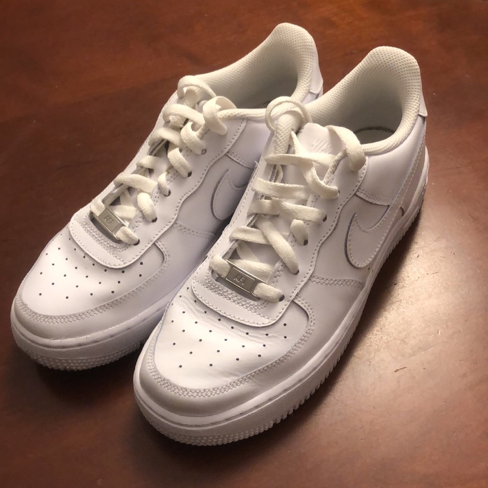 PRACTICALLY NEW Nike Air Force 1 LE (Grade School)